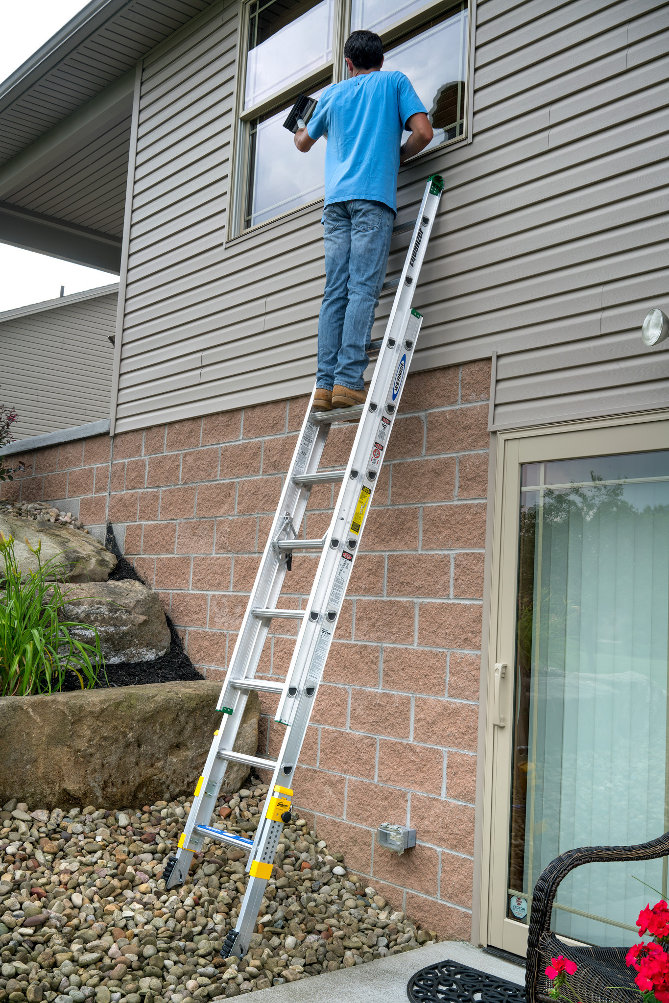 Werner 24 Aluminum DRung Equalizer Extension Ladder With