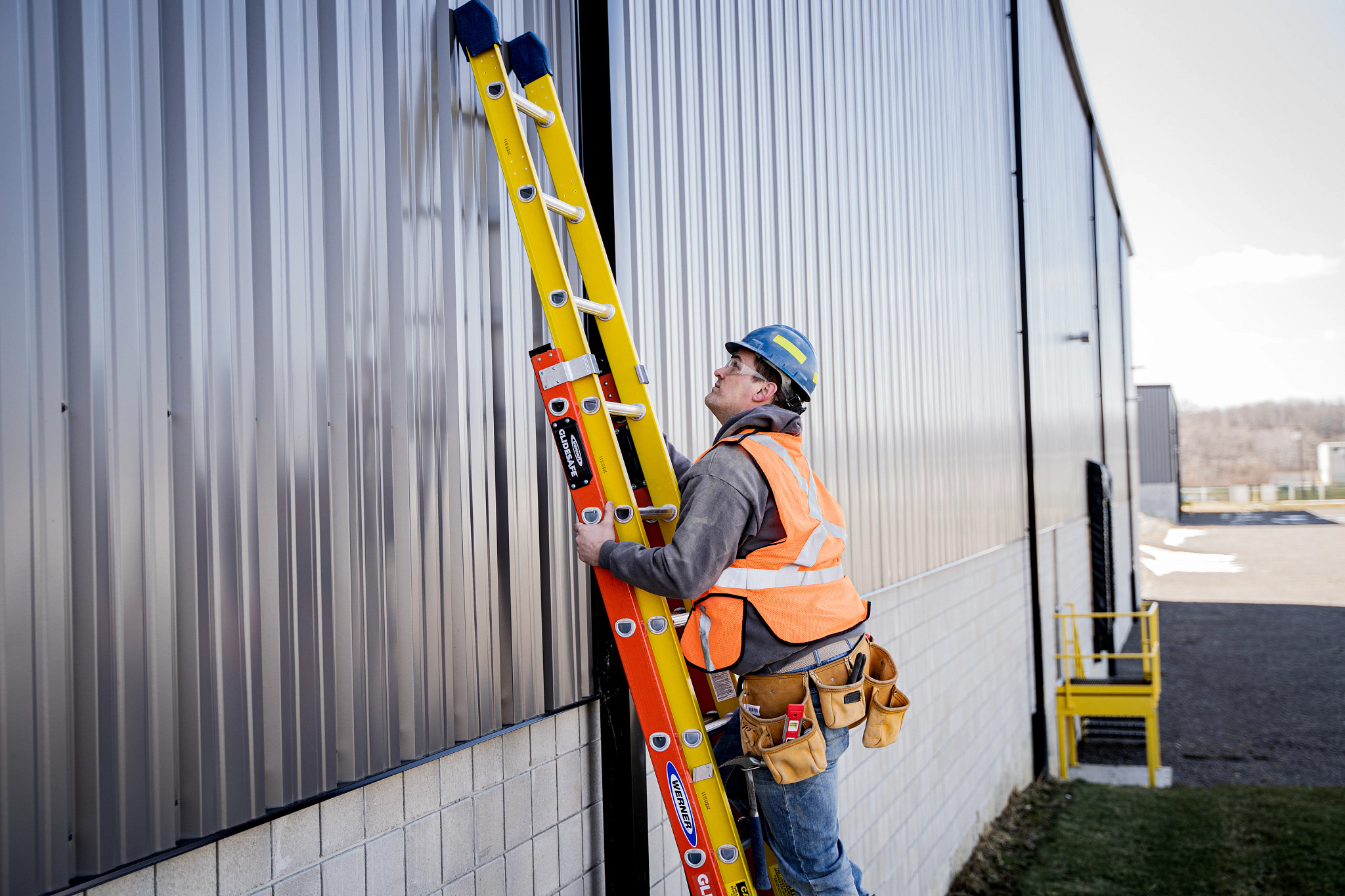 Werner Glidesafe 32 Fiberglass Extension Ladder (31 Reach