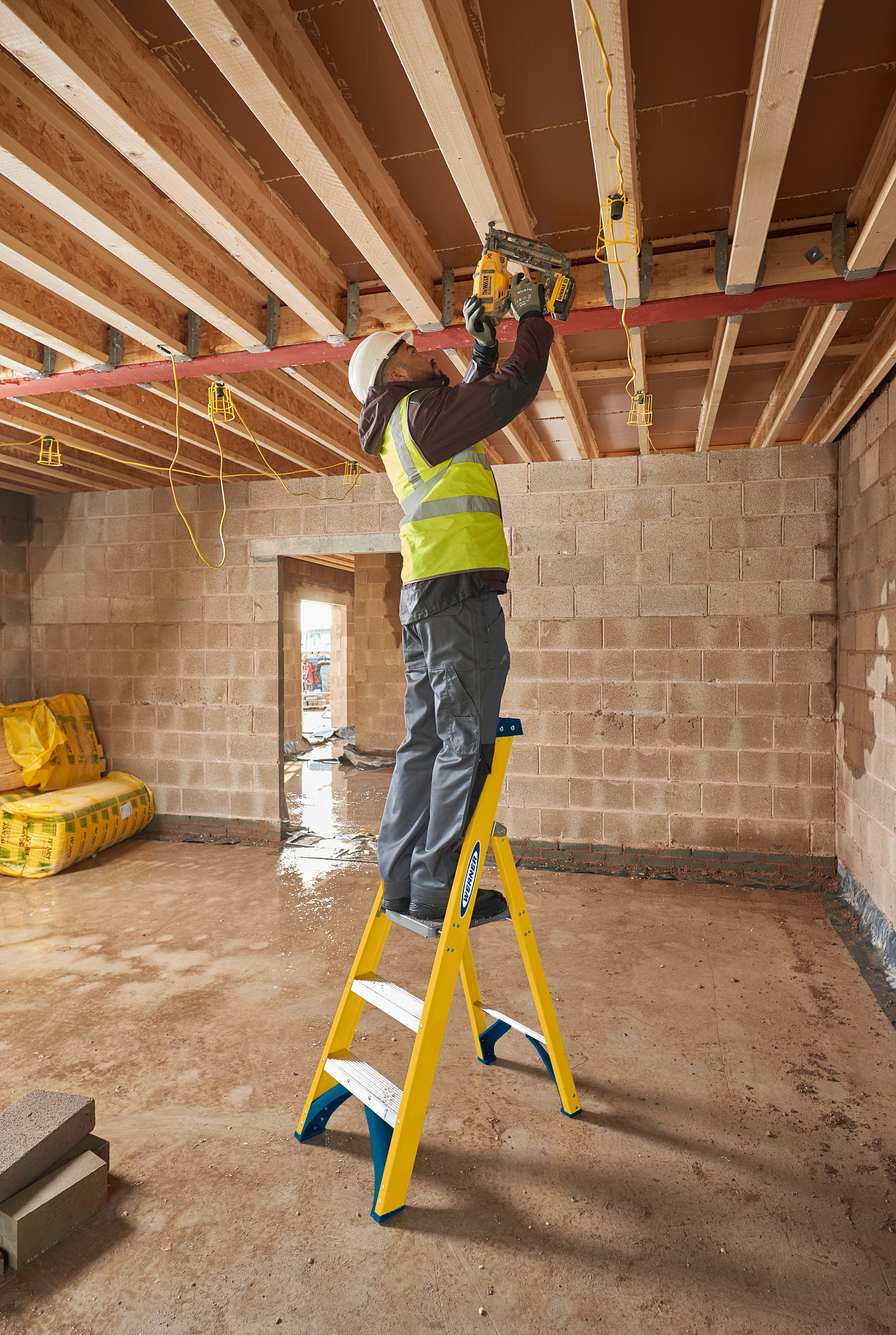 7170318 | Step Ladders | Werner
