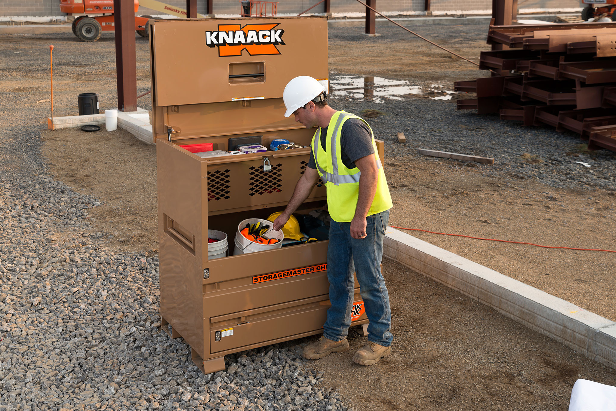 79-D_AI_WorkerReachingBucket.