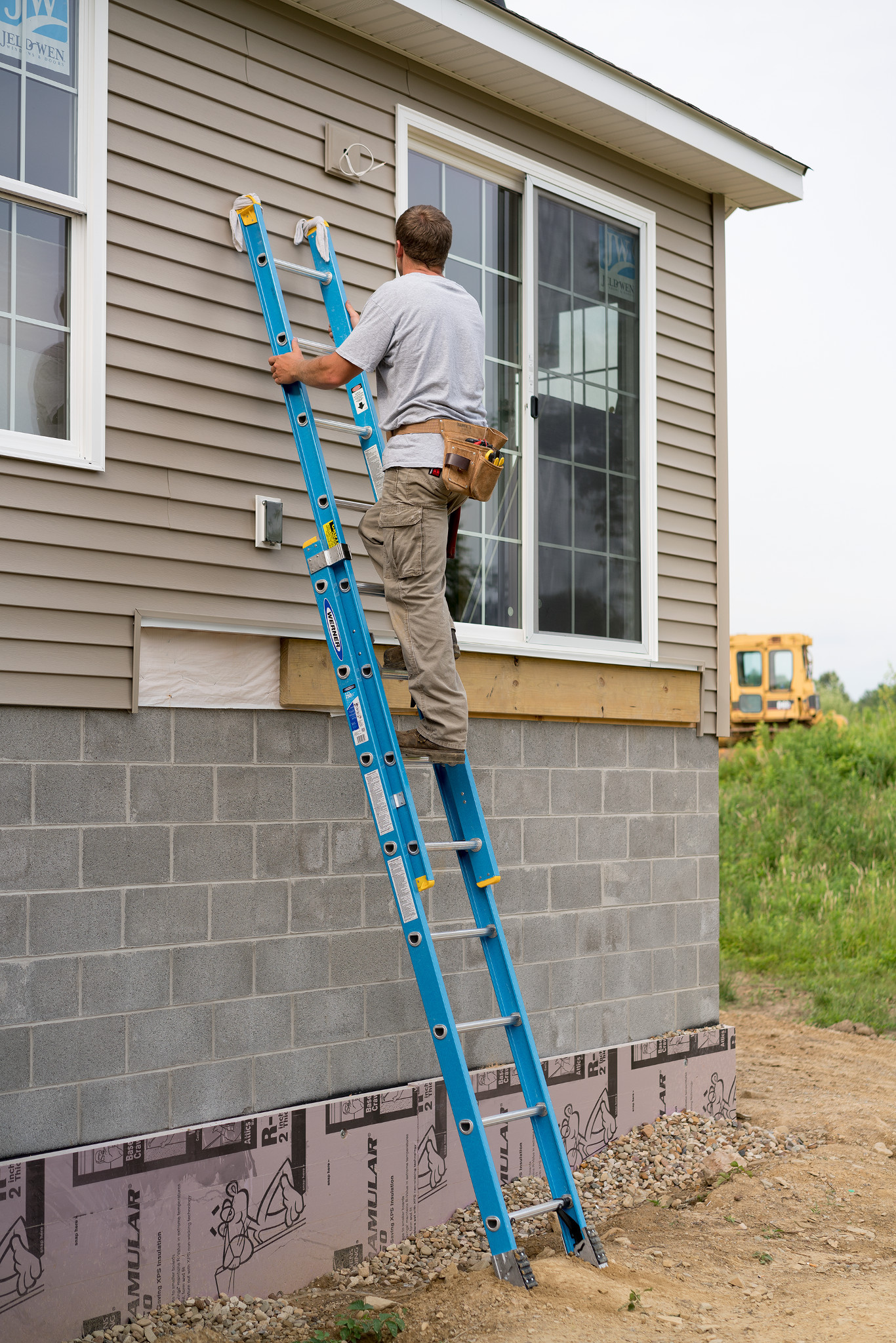 D6000-2_EI_SidingWorker2.jpeg?